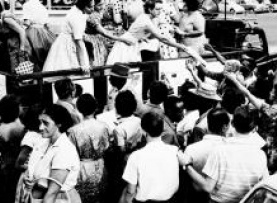 Participação das mulheres na política ainda é desafio Mulheres fazem campanha eleitoral na década de 50 Arquivo Nacional