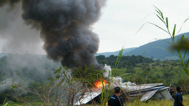 Menina de 7 anos sobrevive a queda de avião bimotor nos Estados Unidos