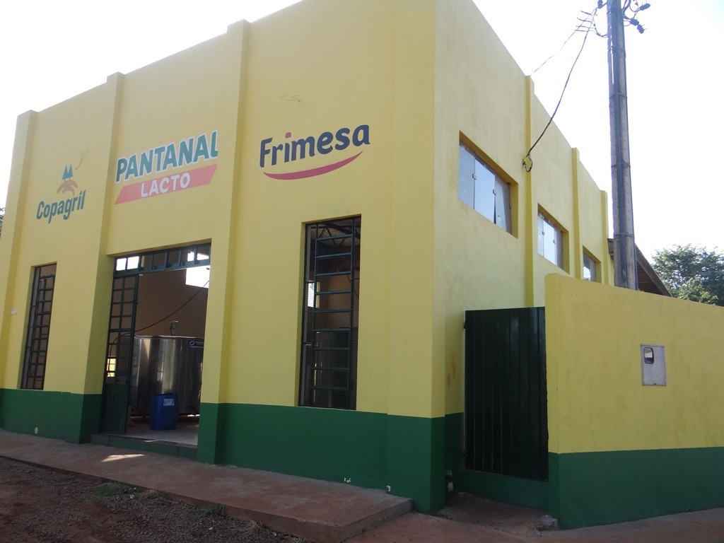 Empresa amambaiense coleta leite de produtores em Amambai, Paranhos e Sapucaia Estação de recebimento do leite, localizada na vila Santo António / Foto: Moreira Produções