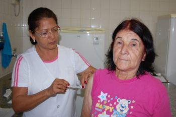 Vacinação contra a gripe vai até sexta-feira Moradora em Amambai, Miguela Escobar Tobias, 74, foi vacinada no primeiro dia da campanhaFoto: Moreira Produções