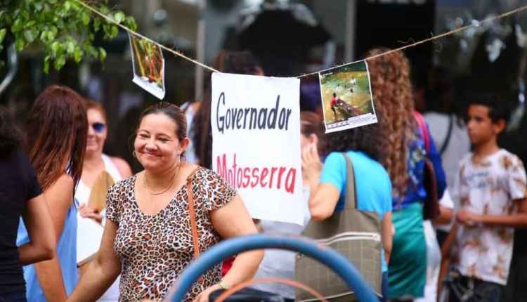 Manifetantes se reúnem no cenro de Campo Grande / Foto: Marcos Ermínio