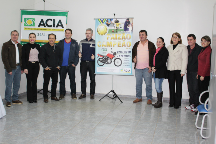 ACIA lança campanha para o Dia dos Pais em Amambai Diretoria da ACIA esteve presente no lançamento da campanha / Foto: Moreira Produções