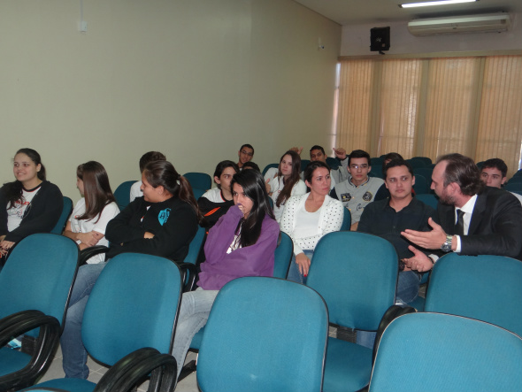 Vereador Luciney destaca presença de estudantes na sessão do legislativo Alunos do colégio Celq, acompanhando a sessão do legislativo de Amambai / Foto: Moreira Produções