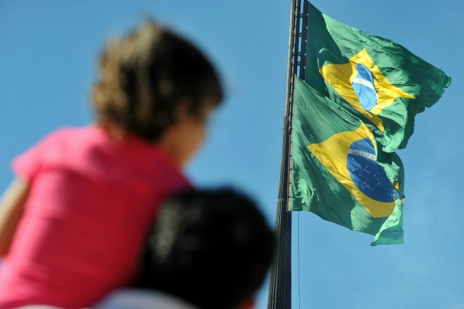 Troca da bandeira e exposição marcam início da Semana da Pátria Troca da bandeira e exposição marcam início da Semana da Pátria