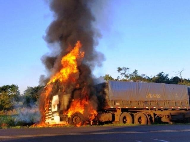 As chamas começaram pelo pneu dianteiro da carreta. (Foto: Divulgação)