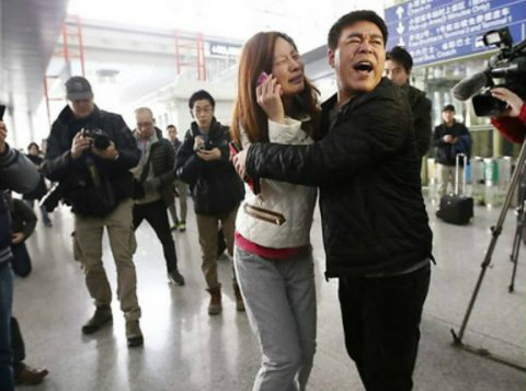 Um avião da Malaysia Airlines que transportava 227 passageiros e 12 tripulantes desapareceu sobre o Mar do Sul da China no sábado e deve ter caído