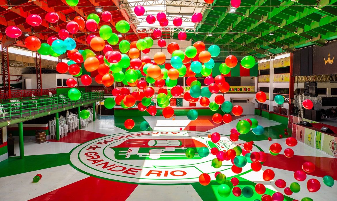 Fotógrafa faz intervenções artísticas em escolas de samba do Rio Foto: Agência Brasil