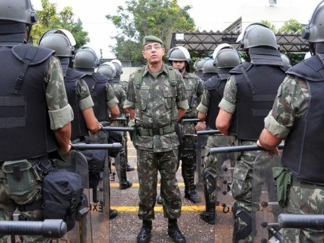 General Jesus Corrêa durante revista em tropas do Exército (Foto: Agência Brasil)