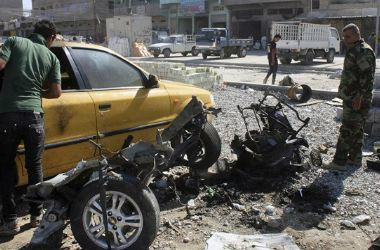  Policial examina os restos de um veículo que foi usado como um carro-bomba em Sadr City, em Bagdá. (Foto: Reuters)