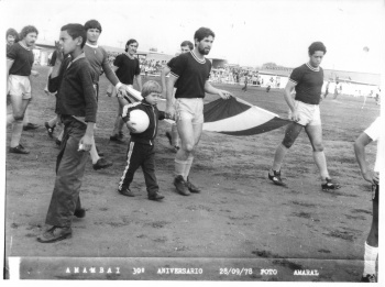 Memórias de Amambai Carregando a bandeira os jogadores Nenê e Rui CordeiroFoto: Foto Amaral