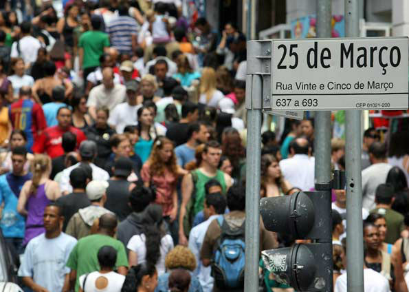 Mães de vítimas da violência distribuem flores no centro de São Paulo Mães de vítimas da violência distribuem flores no centro de São Paulo