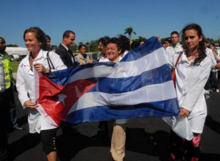 Médicos cubanos com a bandeira de seu país: depois da Venezuela, chegou a vez de serem exportados para o Brasil (Foto: Gramna)