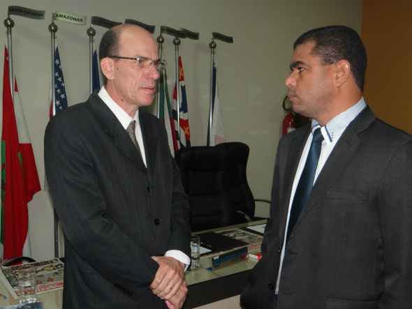 Nicoline é indicado para a liderança do executivo no legislativo de Amambai E/D- Prefeito Sérgio Barbosa (PMDB) e o vereador David Nicoline (SD) / Foto: Moreira Produções