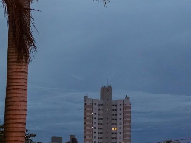 Céu nublado em Campo Grande (Foto: Henrique Kawaminami)
