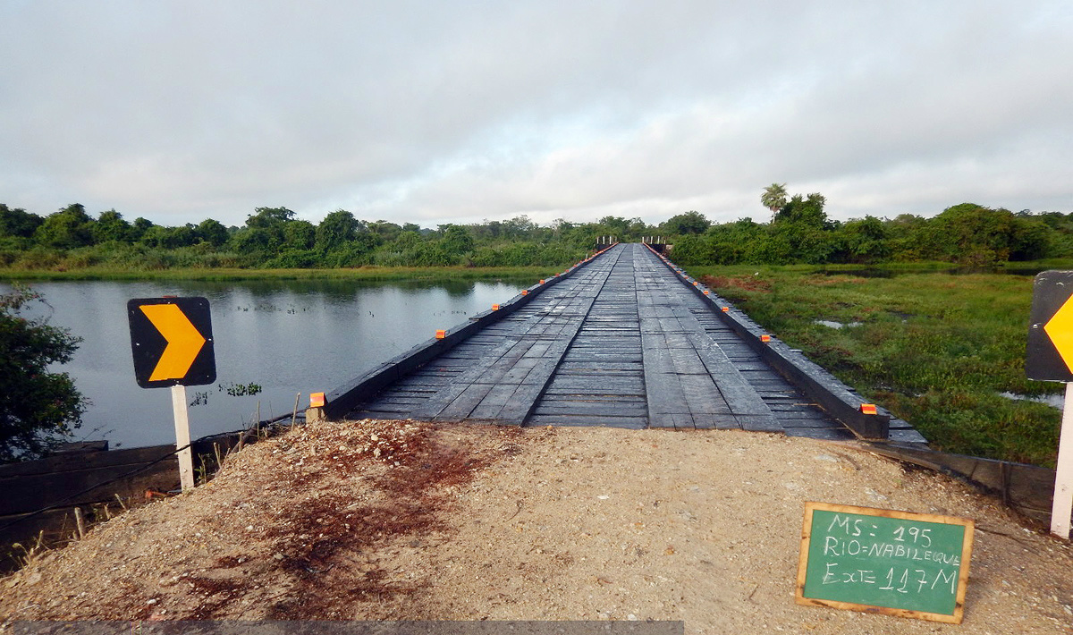 Em dois anos, Governo do Estado aplicou R$ 869 milhões do Fundersul Agesul reconstruiu a ponte sobre o Rio Nabileque, no Pantanal, tirando os produtores da região do isolamento. (Foto: Divulgação)