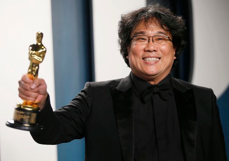 Filme sul-coreano Parasita faz história e ganha o Oscar 2020 O diretor Bong Joon-ho, de Parasita, comemora o Oscar de melhor filme Reuters/Danny Moloshok/ direitos reservados
