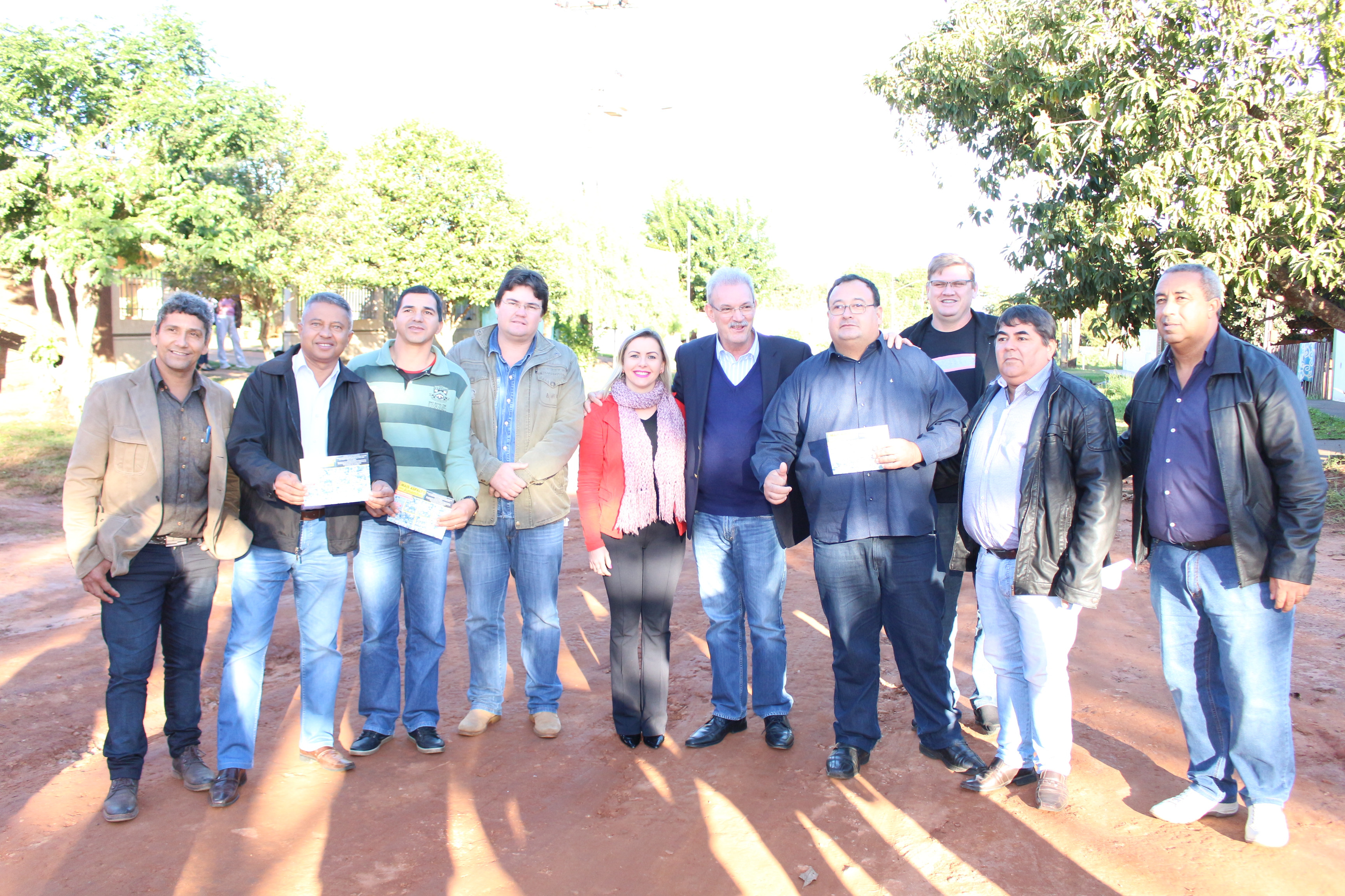O prefeito de Amambai, Dr. Bandeira, acompanhado do deputado Federal, Geraldo Rezende, vereadores e secretários municipais, na divulgação dos projetos asfálticos