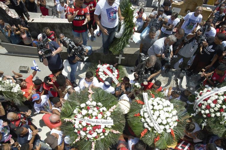 Corpos de mais vítimas de incêndio no CT do Flamengo serão enterrados Sepultamento do corpo do goleiro do Flamengo, Christian Esmério, de 15 anos, no Cemitério de Irajá. O atleta foi um dos 10 mortos no incêndio de sexta-feira (8) em um dos alojamentos do Ninho do Urubu. - Tânia Rêgo/Agência Brasil