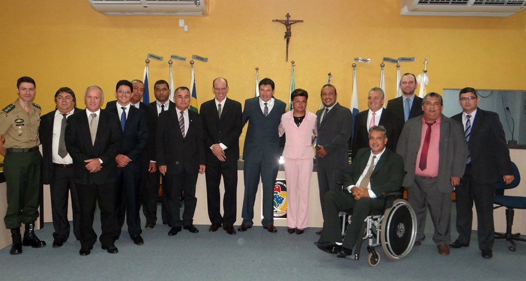 Vereadores e autoridades na sessão de abertura das sessões do legislativo municipal.