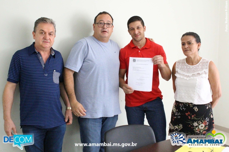 E/D: O secretário de Gestão Prefeitura de Amambai, Jauro Bittencourt Moretto; o prefeito de Amambai, Edinaldo Luiz de Melo Bandeira; o empossado como vigia, Thiago Henrique Moreira Steffen e a superintendente de recursos humanos da prefeitura, Maria Helena / Foto : Prefeitura de Amambai