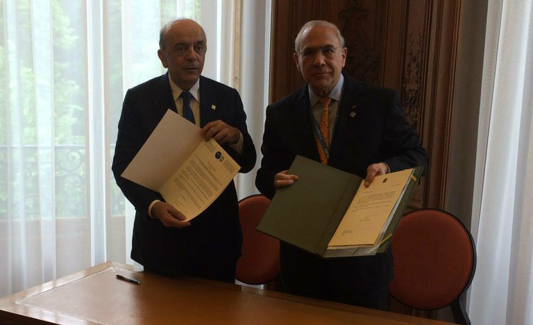 Governo terá amplo acesso a dados tributários no exterior Acordo foi assinado pelo ministro José Serra (dir) em Paris. Medida pretende combater evasão de divisas / Foto: Divulgação