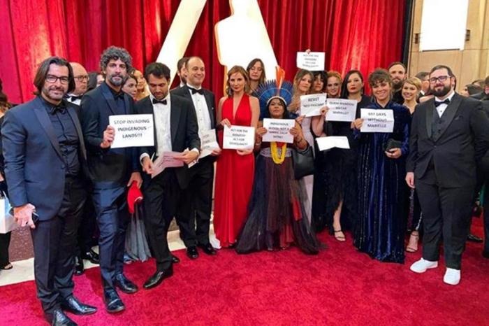 Oscar 2020: Petra Costa e equipe fazem protesto no tapete vermelho Protesto de Petra Costa e sua equipe no Oscar 2020 rendeu críticas ao governo de Jair Bolsonaro / Foto: Instagram / Reprodução
