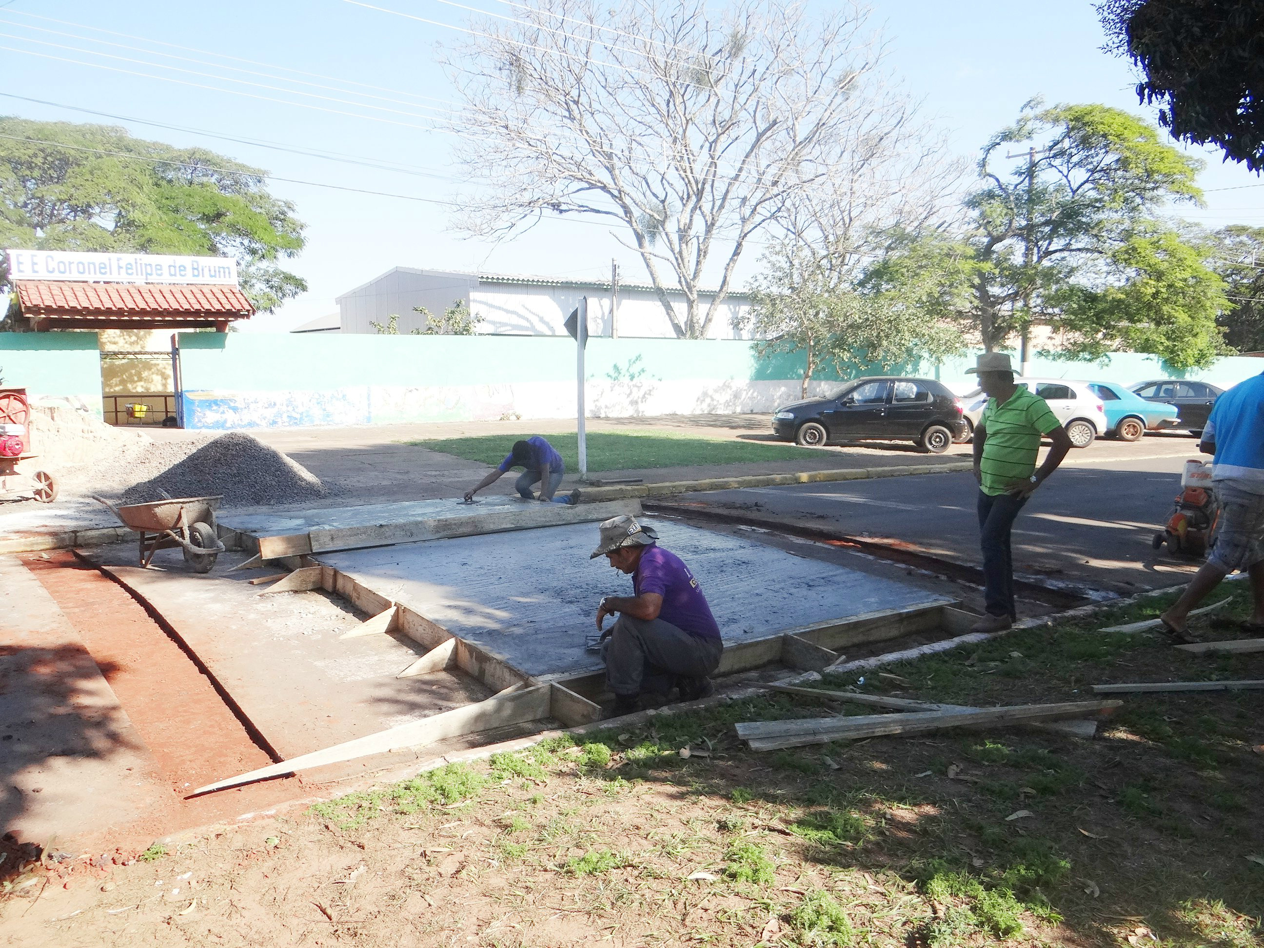 Detrat instala passarelas elevadas em pontos de grande fluxo de pessoas Passarela sendo feita frente a escola Felipe de Brum / Foto: Moreira Produções