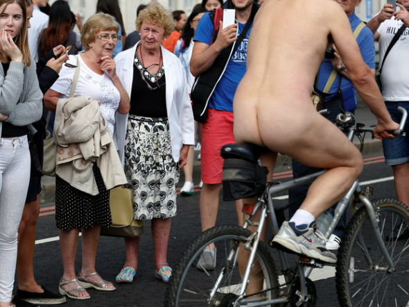 Ciclistas pelados protestam em Londres e atraem olhares curiosos Ciclistas recebem olhares durante a Pedalada Pelada na capital do Reino Unido, neste sábado (11) Foto: REUTERS/Luke MacGregor