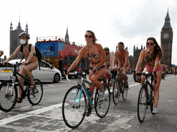 Ciclistas pelados protestam em Londres e atraem olhares curiosos Ciclistas pedalam sem roupa durante ato na capital do Reino Unido, neste sábado (11) Foto: REUTERS/Luke MacGregor