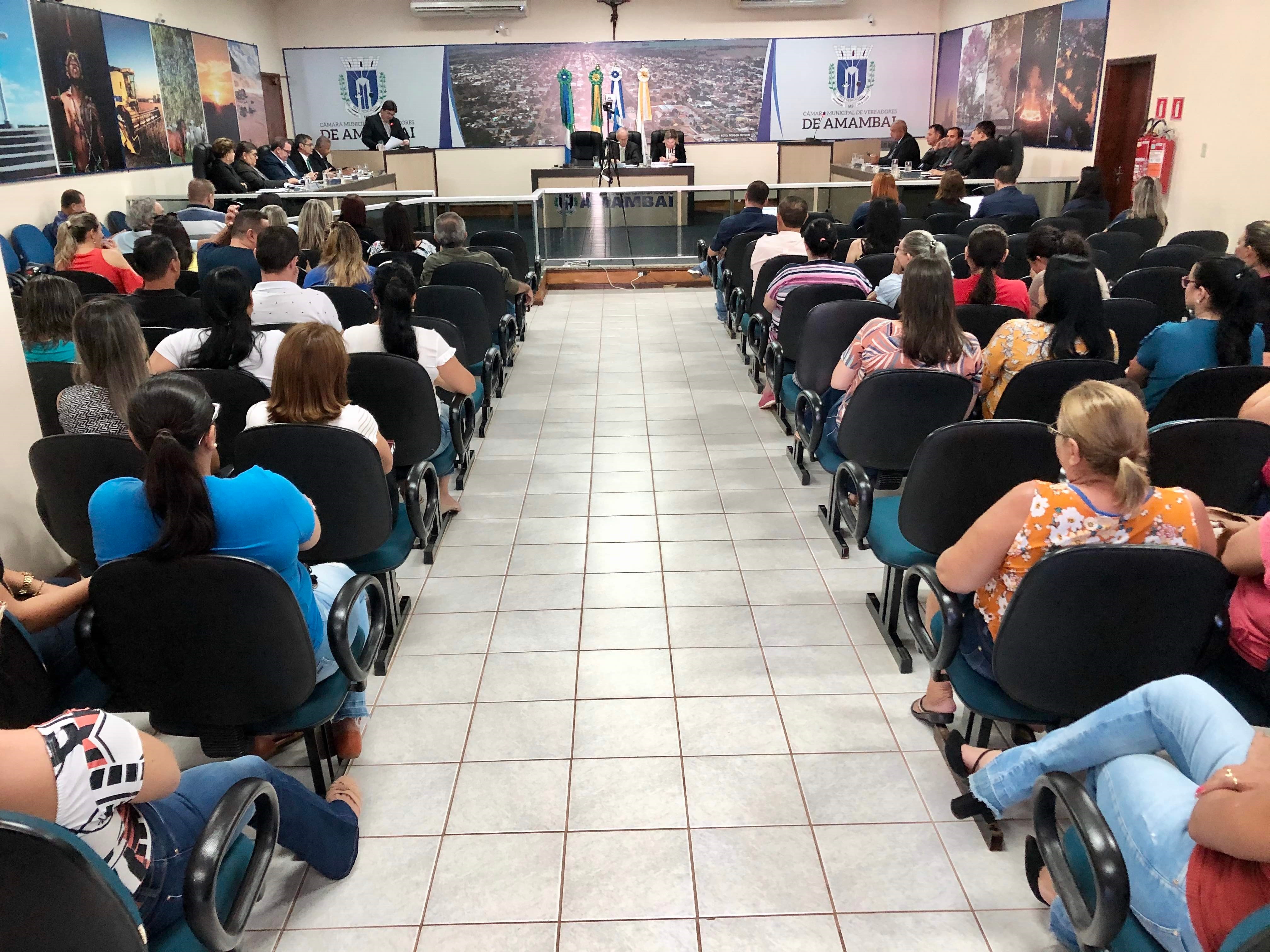 Servidores da Educação estiveram presentes na sessão desta segunda-feira (10) / Foto: Assessoria
