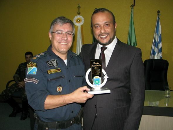 Militares e policiais que atuam em Amambai são homenageados pelo legislativo Comandante da 3ª Cia. Independente da Policia Militar, Major Josafá sendo homenageado pelo vereador Professor AiltonFoto: Divulgação