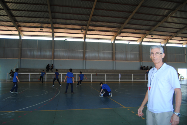 Tênis em Amambai, mais uma opção de esporte Professor Hamilton ensina educação física na escola Dom Aquino / Foto: Moreira Produções