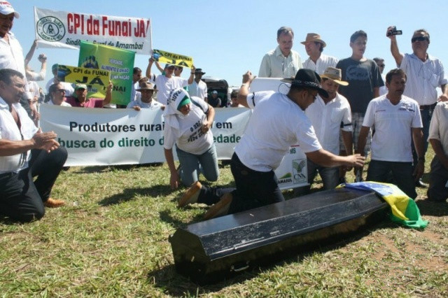 Impedidos de entrar, produtores fazem protesto longe da presidente Impedidos de entrar, produtores fazem protesto longe da presidente