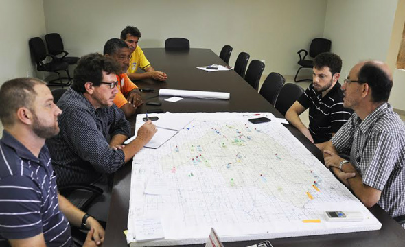 Prefeito Sérgio Barbosa e equipe da Seinfra, Defesa civil e colaboradores definindo prioridades / Foto: Decom