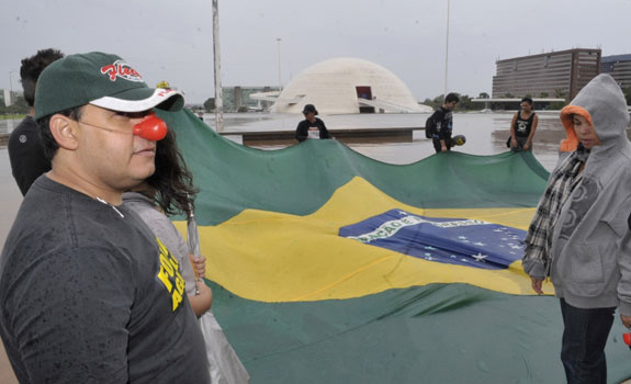 Com chuva e sem público, protesto contra corrupção em Brasília fica vazio Com chuva e sem público, protesto contra corrupção em Brasília fica vazio