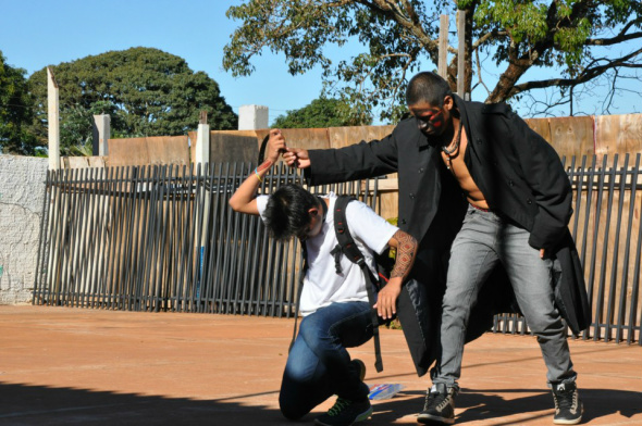 Encenação teatral fez parte da programação do projeto Uems no Bairro 