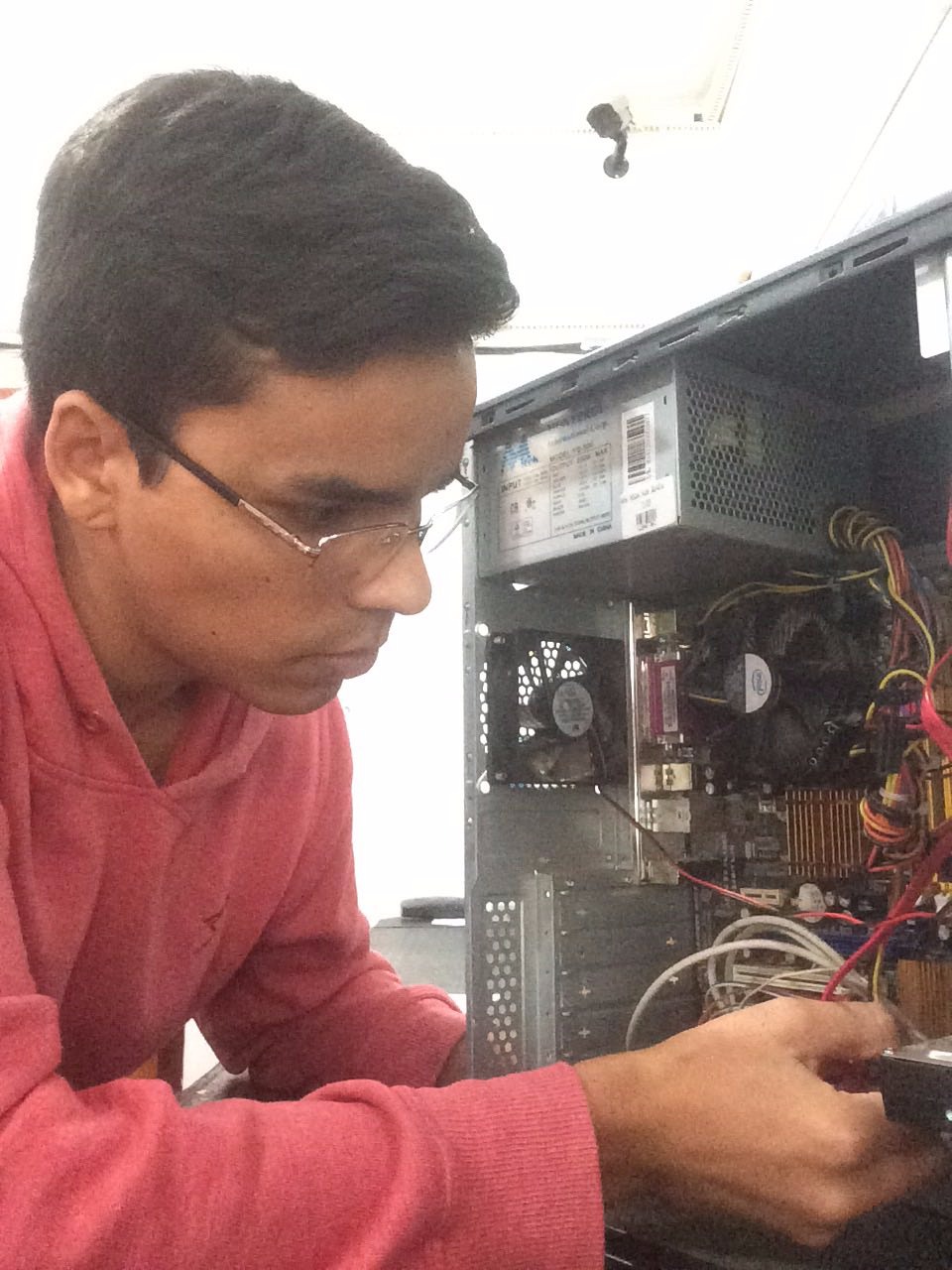 Luan trabalha há cinco anos como técnico em montagem e manutenção na área da informática / Foto: Moreira Produções