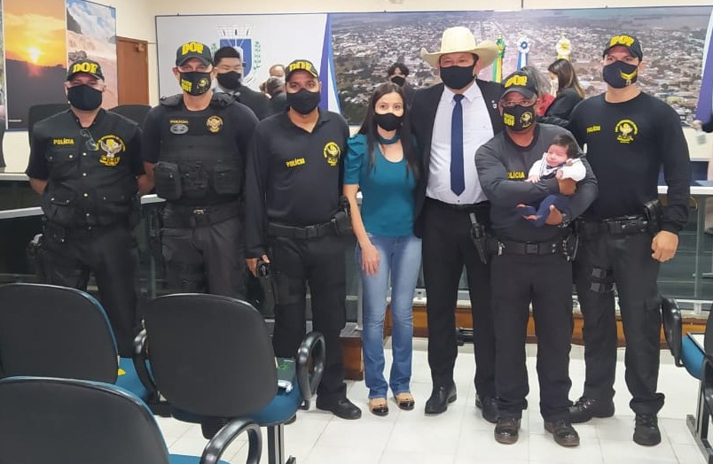Policiais do DOF que realizaram parto de emergência são homenageados em Amambai Foto: Assessoria DOF
