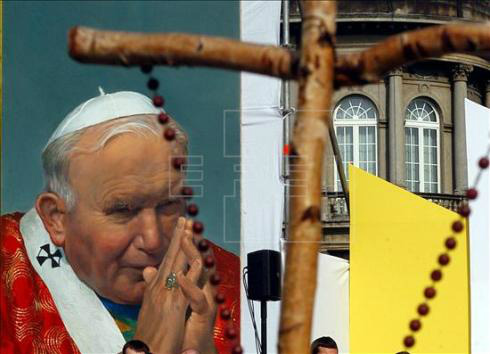 A santificação de João Paulo II e João XXIII irá acontecer no 50º aniversário da abertura do Concílio Vaticano II. EFE/Arquivo
