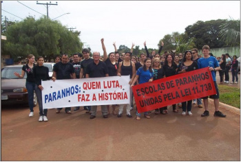 Passeata de professores na cidade de Paranhos no dia 11 de maio
