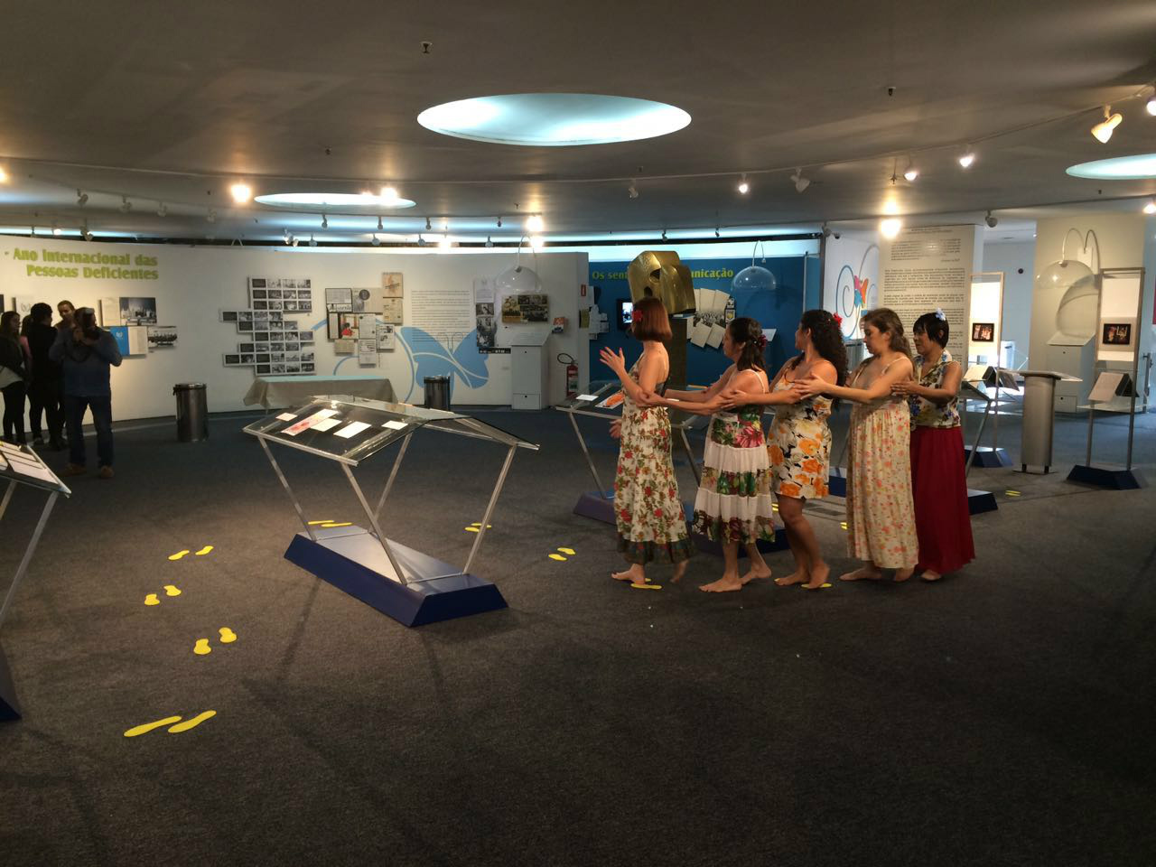 Espetáculo usa dança, música e linguagem de sinais para retratar fases da vida A mostra traz uma reflexão sobre o gênero feminino e o processo de amadurecimento, igualdade de condições entre as pessoas com e sem deficiência e os hábitos de consumo