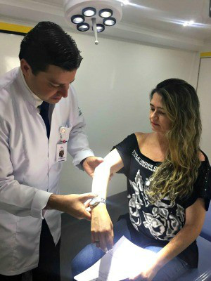 Indignação leva médico a criar ônibus para diagnóstico de câncer em MS Atendimento chega a 950 em um dia(Foto: Fabrício Colacino / Arquivo Pessoal)