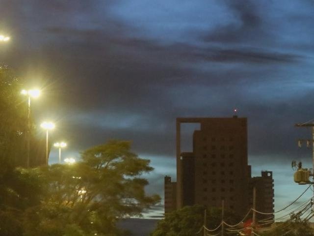 Campo Grande amanhece nublada e com tempo fresco na região central. (Foto: Henrique Kawaminami)