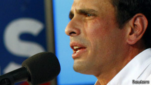 Algumas coletivas de Capriles foram interrompidas por pronunciamentos de Maduro