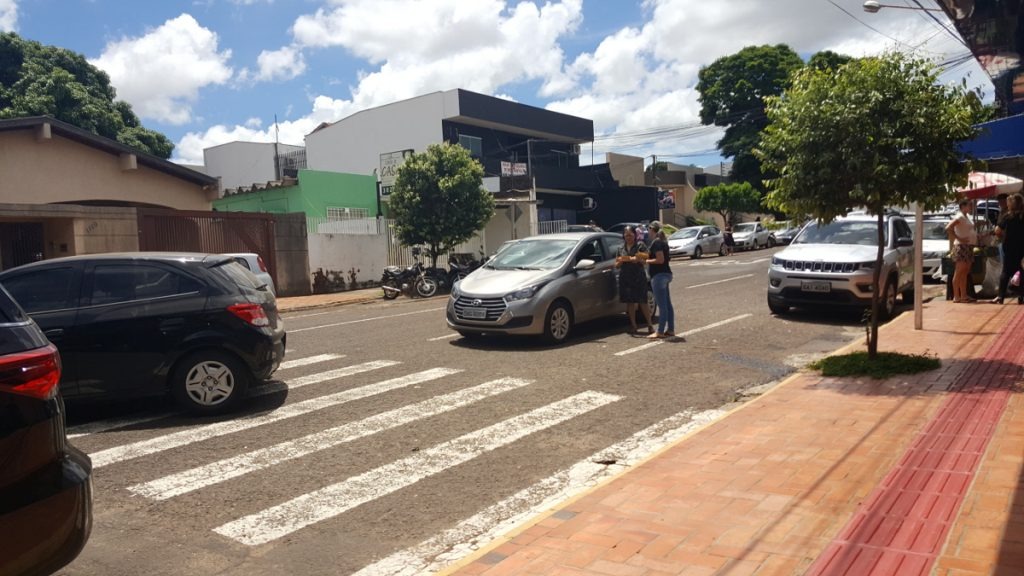 Durante a ação, a equipe também abordou pais de alunos, ressaltando a importância de seguir as regras de trânsito.