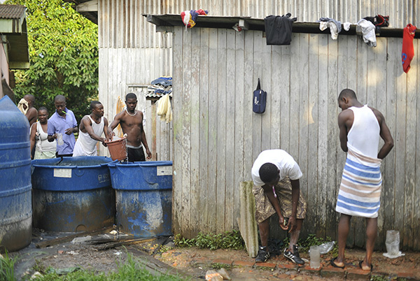  Imigrantes vivem em condições sub-humanas em Brasileia, no Acre (Foto: Marcello Casal Jr./ABr) 
