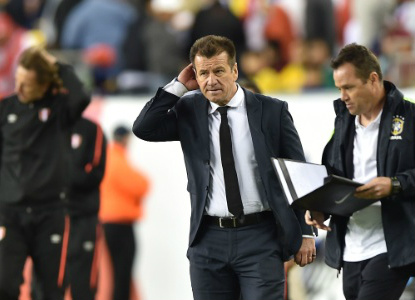 Peru vence com gol irregular, elimina Brasil e põe pressão sobre Dunga