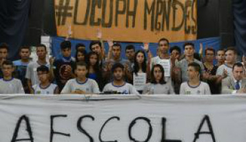 Rio de Janeiro - Alunos do Colégio Estadual Prefeito Mendes de Moraes desocupam escola