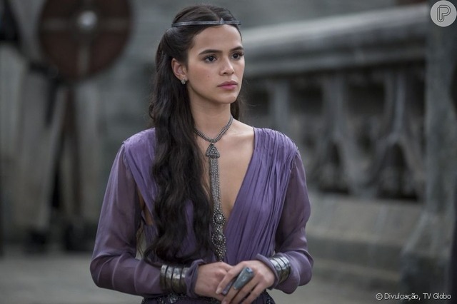 'Deus Salve o Rei': Catarina arma contra Rodolfo e planeja dar golpe da barriga Catarina (Bruna Marquezine) resolve engravidar de Rodolfo (Johnny Massaro) em mais uma parte do seu plano de reinar sozinha nos próximos capítulos da novela 'Deus Salve o Rei'© Divulgação, TV Globo