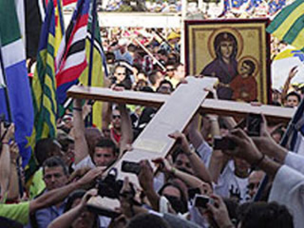 Os símbolos da Jornada Mundial da Juventude, a Cruz Peregrina e o Ícone de Nossa Senhora. 